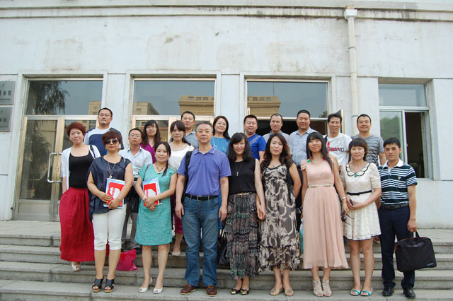 清華大學(xué)華宇商學(xué)院首期總裁班部分同學(xué)合影