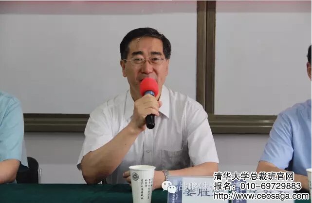 現(xiàn)任清華大學(xué)黨委常務(wù)副書記、副校長姜?jiǎng)僖淌诔鱿_學(xué)典禮。