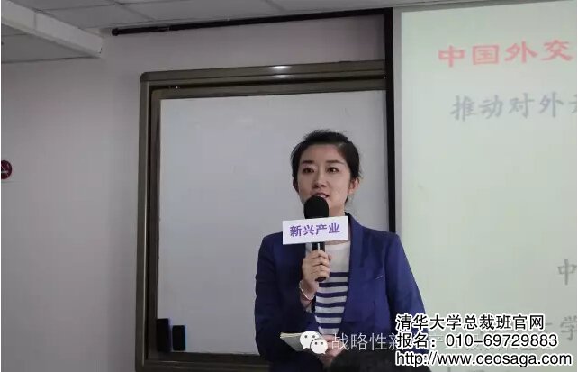 班主任張馨心老師用韓語、英語、漢語向三個(gè)國家企業(yè)家同學(xué)們問好!