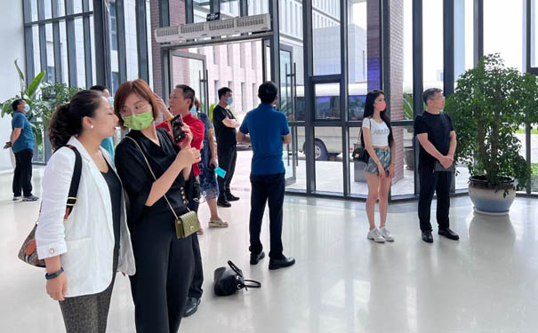 房地產(chǎn)總裁班同學(xué)們討論中