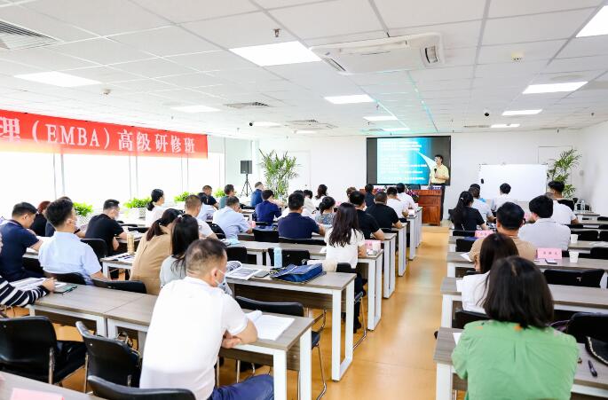 清大工商管理emba總裁研修班2022年8月同學(xué)上課照片